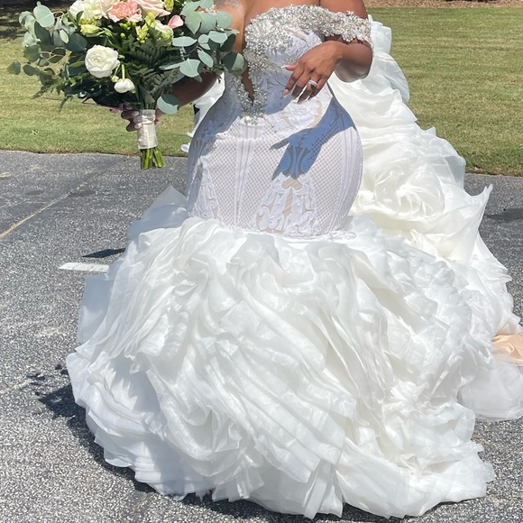 2 piece wedding dress the tail can be worn separately this dress is EVERYTHING